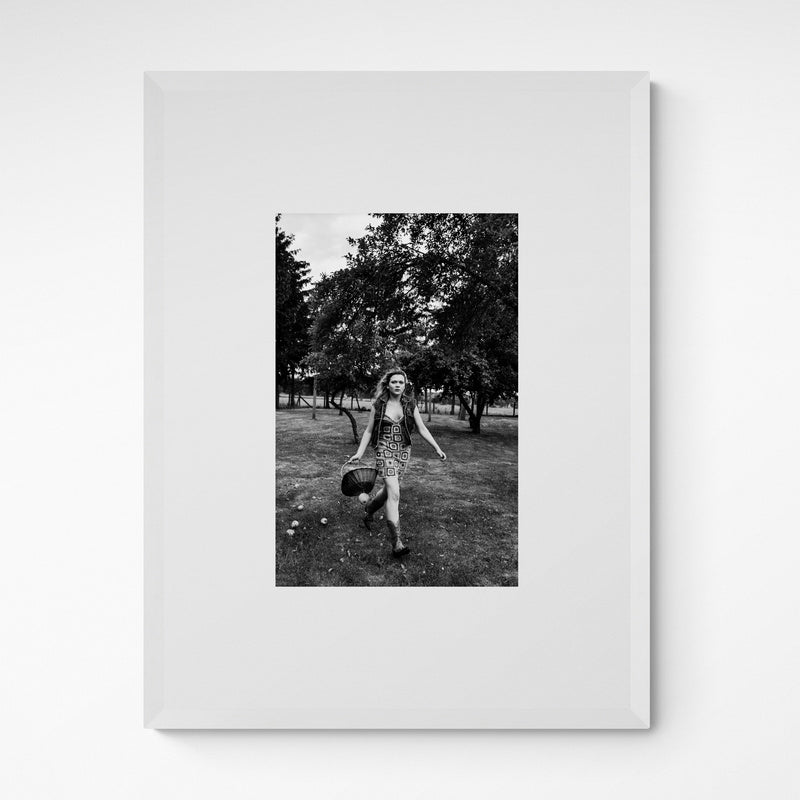 Kunst100 Maria Jatzlau Apple Juice Run Frame White Weiß