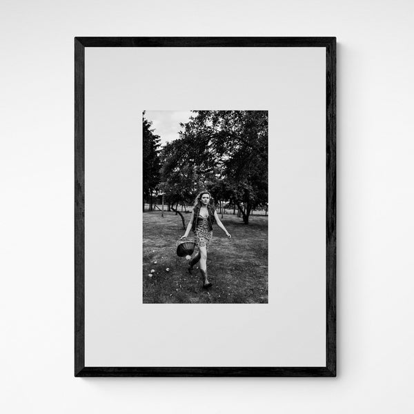 Kunst100 Maria Jatzlau Apple Juice Run Frame Black Schwarz