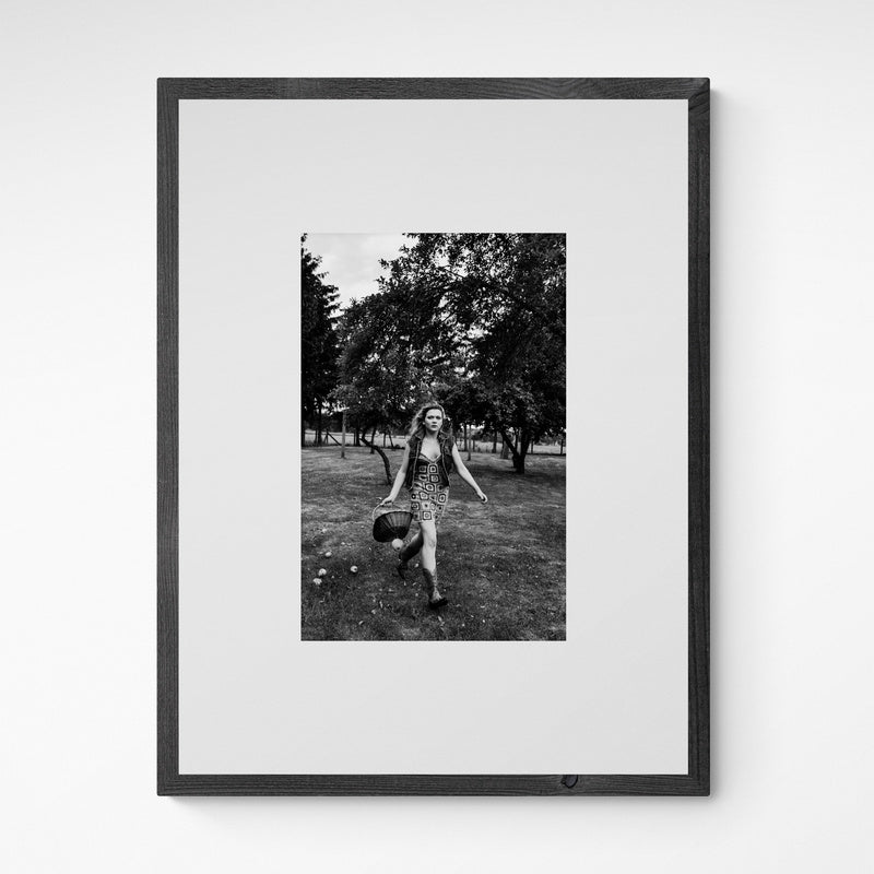 Kunst100 Maria Jatzlau Apple Juice Run Frame Grey Grau