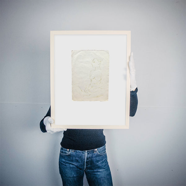 Jonathan Esperester Emma im Schneidersitz Kunst100 Rahmen