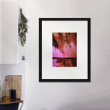 Sarah Zak Mädchen am Fenster 1 magenta Kunst100 Interior