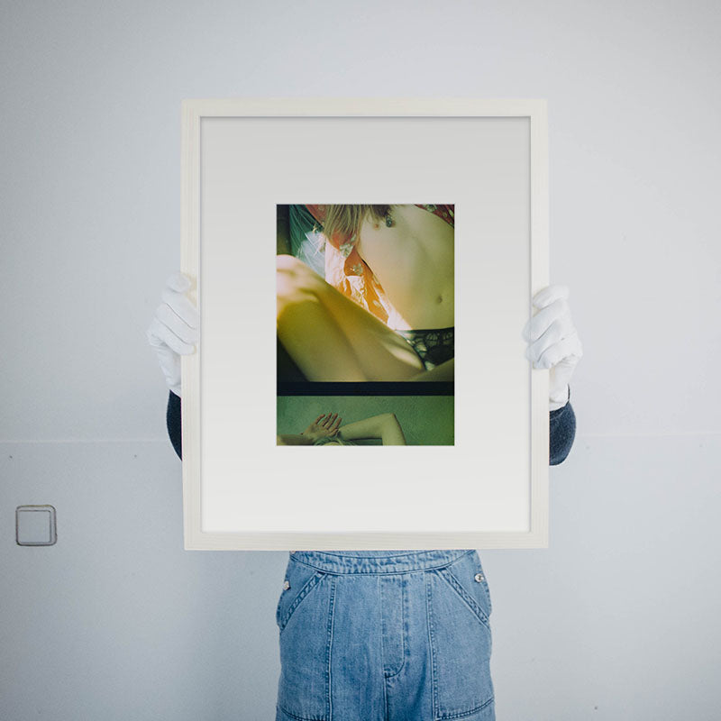 Sarah Zak Mädchen am Fenster 3 angeschnitten Kunst100 Rahmen