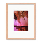 Sarah Zak Mädchen am Fenster 1 magenta Kunst100 Fichte