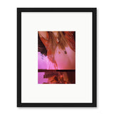 Sarah Zak Mädchen am Fenster 1 magenta Kunst100 Schwarz