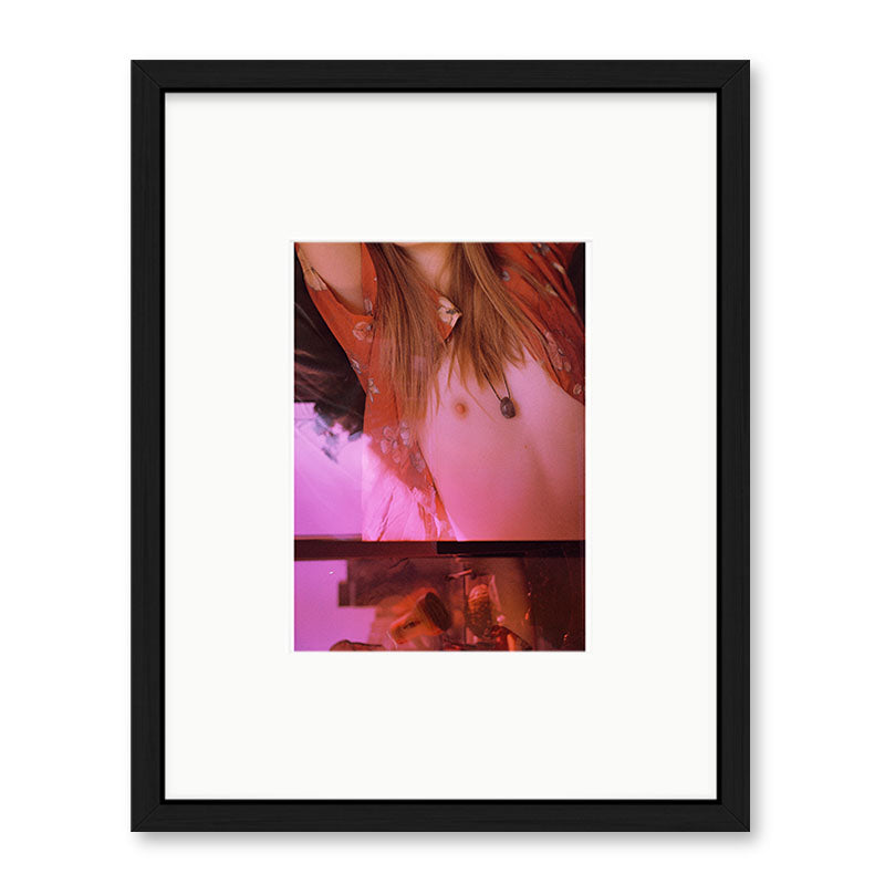 Sarah Zak Mädchen am Fenster 1 magenta Kunst100 Schwarz