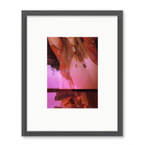 Sarah Zak Mädchen am Fenster 1 magenta Kunst100 Grau