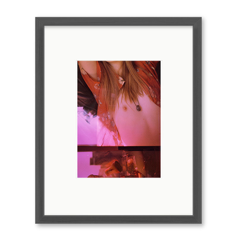 Sarah Zak Mädchen am Fenster 1 magenta Kunst100 Grau