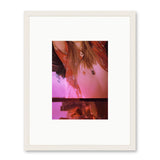 Sarah Zak Mädchen am Fenster 1 magenta Kunst100 Weiß