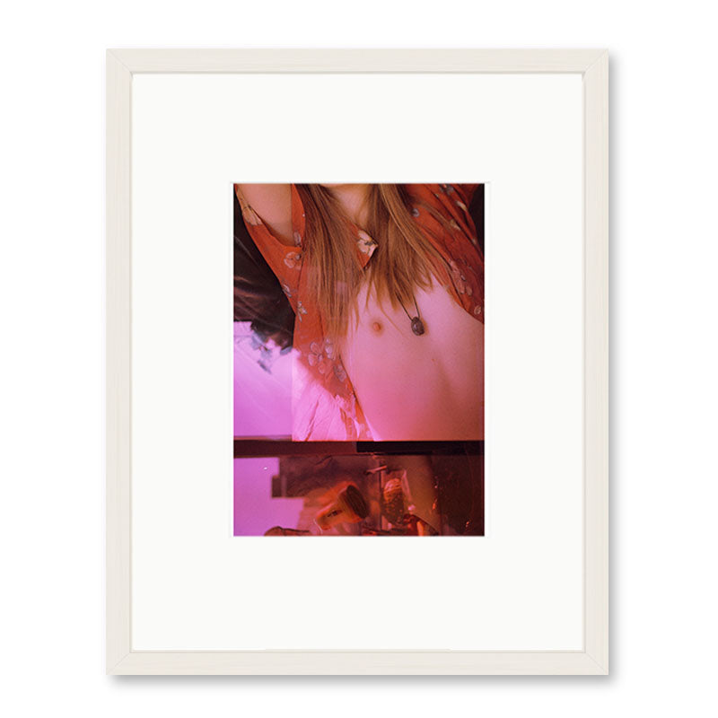 Sarah Zak Mädchen am Fenster 1 magenta Kunst100 Weiß