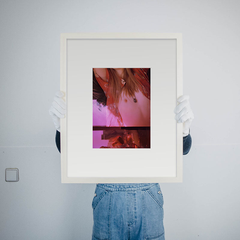 Sarah Zak Mädchen am Fenster 1 magenta Kunst100 Rahmen